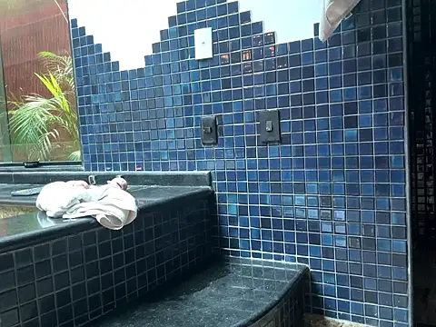 chrisalmeid  online show from December 18, 2025, 10:54 am