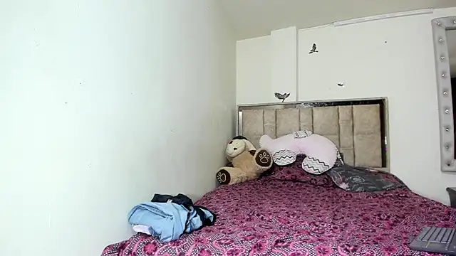 sophiaydaphne online show from November 5, 2025, 3:23 pm