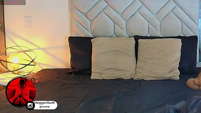 megganswift  online show from February 15, 2026, 12:29 am