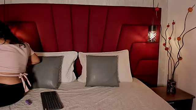 Miranda Laurent online show from September 10, 2025, 7:25 pm