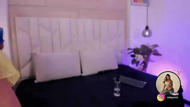 aby smiith  online show from October 14, 2025, 9:26 pm