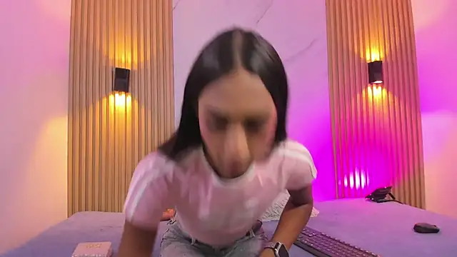 Valentinaliux  online show from March 25, 2026, 11:16 am