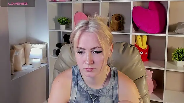 Snapshot of Joyce_Howard chatting on September 13, 2025, 1:49 am Joyce Howard online show from September 13, 2025, 1:49 am