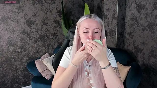 Snapshot of Joyce_Howard chatting on October 17, 2025, 2:37 am Joyce Howard online show from October 17, 2025, 2:37 am