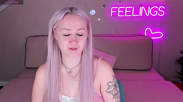 Snapshot of Joyce_Howard chatting on October 19, 2025, 2:23 am Joyce Howard online show from October 19, 2025, 2:23 am