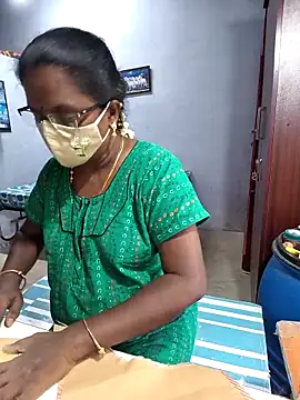 Snapshot of umashreetamil chatting on April 8, 2026, 5:40 am umashreetamil online show from April 8, 2026, 5:40 am