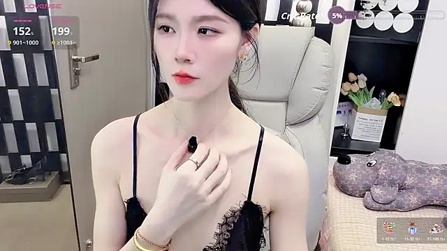 Yueyue-MM online show from May 2, 2026, 1:05 pm