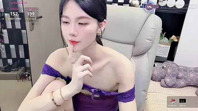 Yueyue-MM online show from May 8, 2026, 2:22 pm