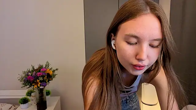 ElfredaTupy online show from September 14, 2025, 6:12 am