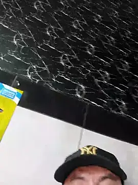 Snapshot of andrerj22 chatting on October 4, 2025, 6:17 pm andrerj22 online show from October 4, 2025, 6:17 pm