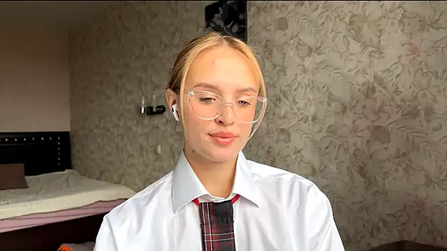 ElisabetLorney online show from September 29, 2025, 8:08 am