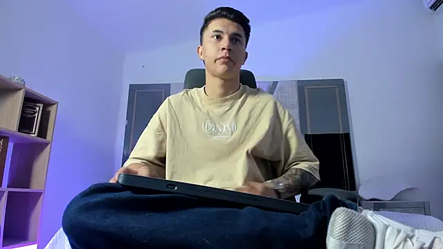 liaamsmiith  online show from September 9, 2025, 12:37 pm