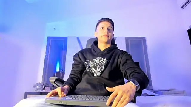 liaamsmiith  online show from September 15, 2025, 12:16 pm