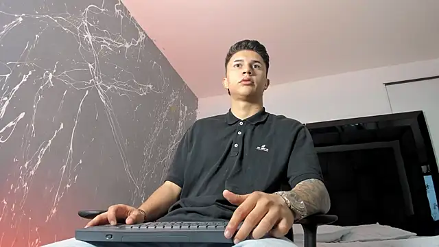 liaamsmiith  online show from September 20, 2025, 11:44 am