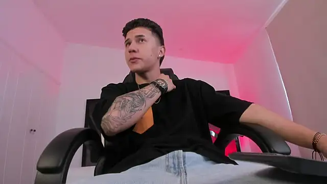 liaamsmiith  online show from December 3, 2025, 12:03 pm