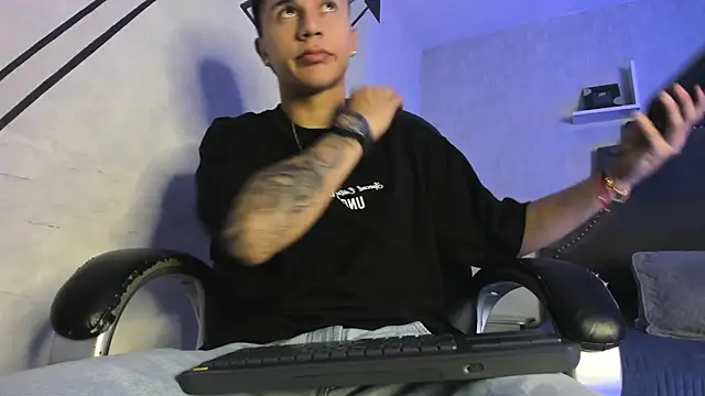 liaamsmiith  online show from December 17, 2025, 12:44 pm