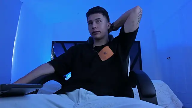 liaamsmiith  online show from February 3, 2026, 12:54 pm