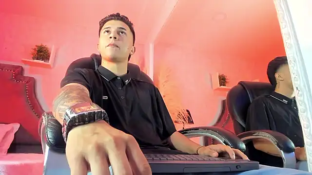 liaamsmiith  online show from February 7, 2026, 12:53 pm