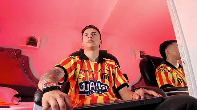 liaamsmiith  online show from February 8, 2026, 12:08 pm