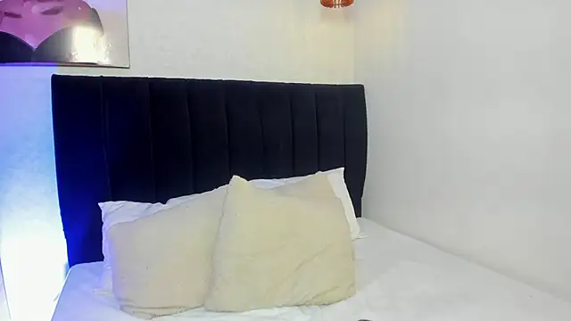 antonellariva  online show from October 14, 2025, 9:15 pm