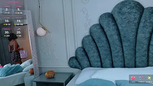 Charlotte-Novac online show from October 31, 2025, 3:35 pm