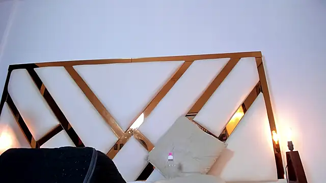 Niicolle Evanss online show from April 12, 2026, 9:36 am