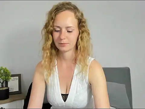 LyraHotty online show from September 11, 2025, 3:34 pm