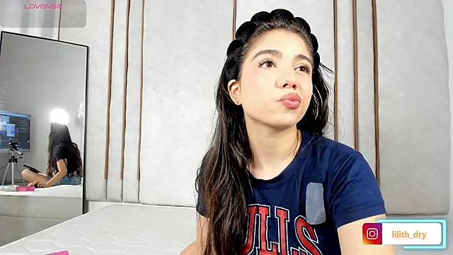 Lilith dry online show from September 26, 2025, 4:22 pm