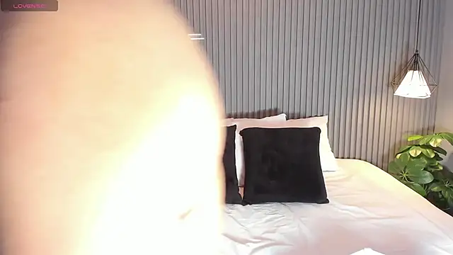 ZoeHardman online show from November 1, 2025, 4:36 am