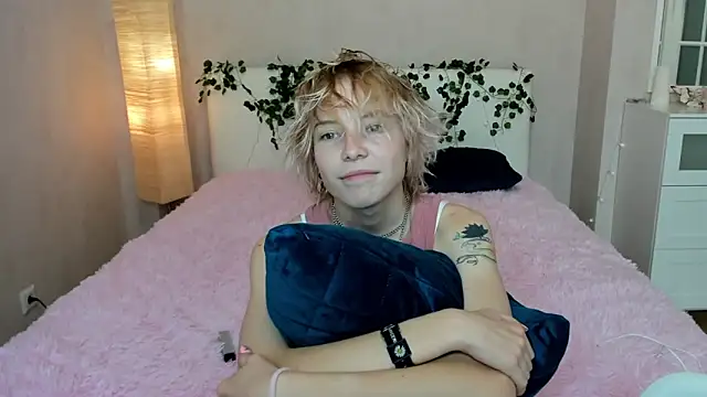 Pink Lila18 online show from September 25, 2025, 9:35 am