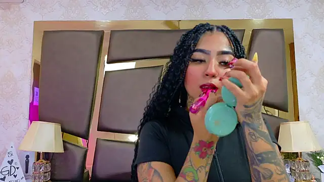 EmilieLake online show from February 19, 2026, 7:54 pm