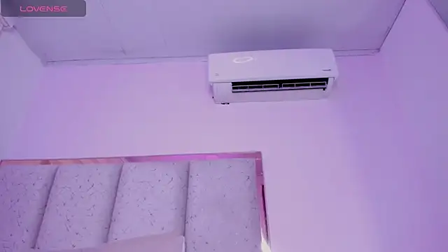 violeta olsen online show from April 16, 2026, 9:39 pm