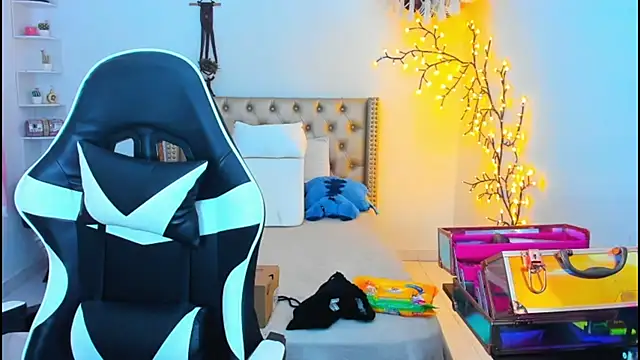 LenaStylesOA online show from October 2, 2025, 12:34 pm