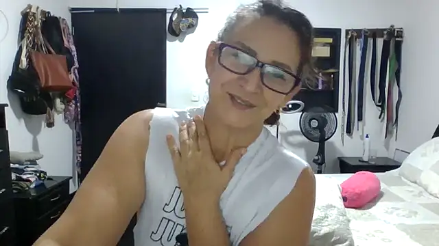 Snapshot of MiaVega chatting on February 6, 2026, 8:23 pm MiaVega online show from February 6, 2026, 8:23 pm