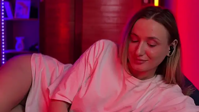 LovaMay online show from February 22, 2026, 11:03 pm