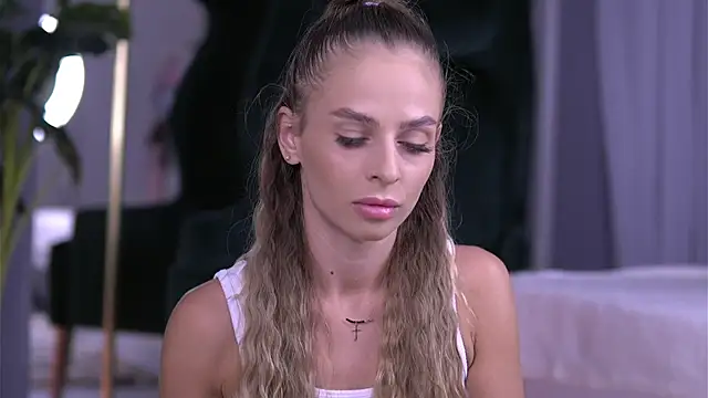 Snapshot of ElaraShine chatting on September 12, 2025, 8:53 pm ElaraShine online show from September 12, 2025, 8:53 pm