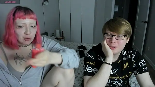 Snapshot of Couple_Molly chatting on October 13, 2025, 5:35 pm Couple Molly online show from October 13, 2025, 5:35 pm