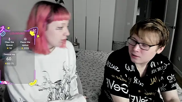 Snapshot of Couple_Molly chatting on October 15, 2025, 4:51 pm Couple Molly online show from October 15, 2025, 4:51 pm