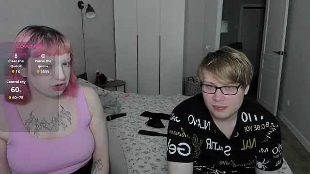 Snapshot of Couple_Molly chatting on October 20, 2025, 6:08 pm Couple Molly online show from October 20, 2025, 6:08 pm