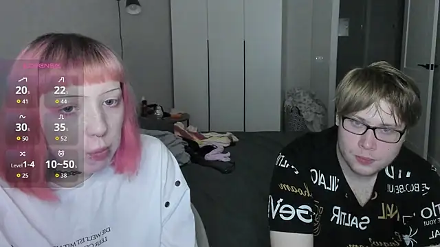 Snapshot of Couple_Molly chatting on October 21, 2025, 6:30 pm Couple Molly online show from October 21, 2025, 6:30 pm