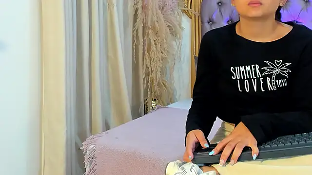 AnnieVegga online show from September 26, 2025, 12:20 pm