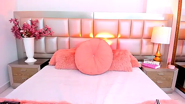 AnnieVegga online show from October 14, 2025, 4:08 pm