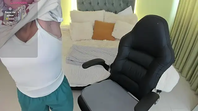 Camille Olsen  online show from October 27, 2025, 11:36 am