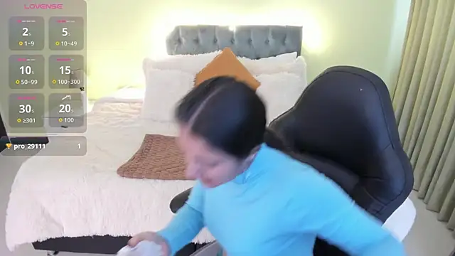 Camille Olsen  online show from October 28, 2025, 11:47 am