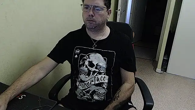 Snapshot of blueandwhite1 chatting on December 3, 2024, 9:00 am blueandwhite1 online show from December 3, 2024, 9:00 am