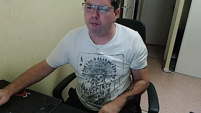 Snapshot of blueandwhite1 chatting on December 10, 2024, 3:44 pm blueandwhite1 online show from December 10, 2024, 3:44 pm