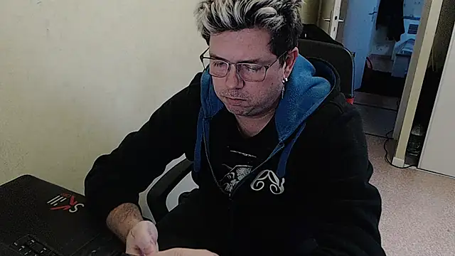 Snapshot of blueandwhite1 chatting on December 31, 2024, 4:35 pm blueandwhite1 online show from December 31, 2024, 4:35 pm