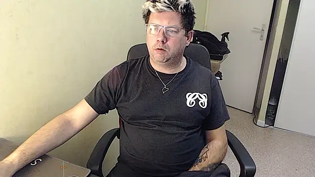 Snapshot of blueandwhite1 chatting on January 2, 2025, 5:39 pm blueandwhite1 online show from January 2, 2025, 5:39 pm