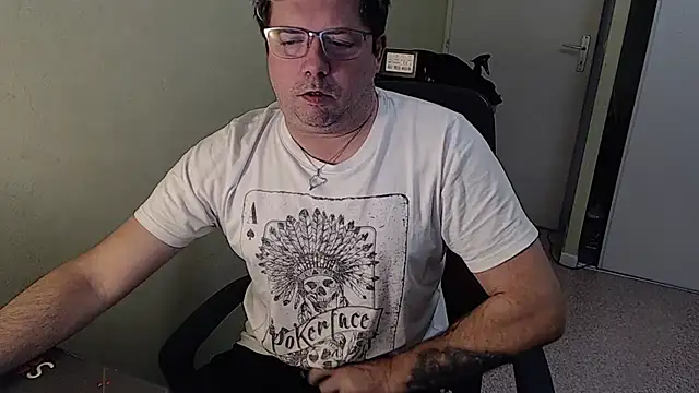 Snapshot of blueandwhite1 chatting on January 8, 2025, 3:39 pm blueandwhite1 online show from January 8, 2025, 3:39 pm