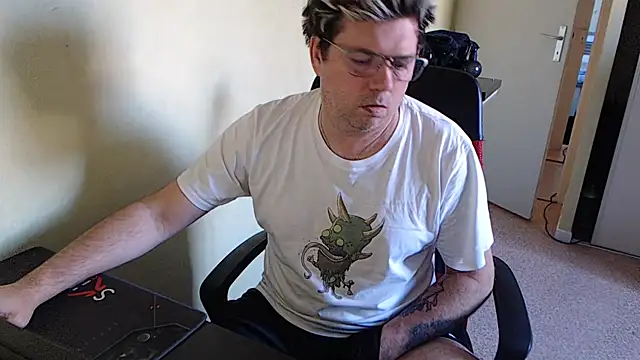 Snapshot of blueandwhite1 chatting on January 15, 2025, 3:29 pm blueandwhite1 online show from January 15, 2025, 3:29 pm